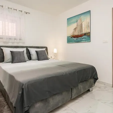 Luxury With A Swimming Pool Turanj, Biograd - 18216